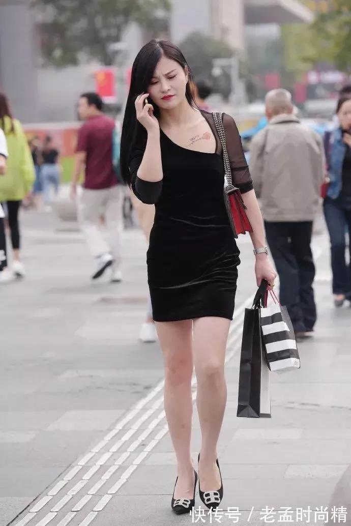 黑裙 街拍:穿黑裙的成熟美女,身材还好,就是心情有点不好