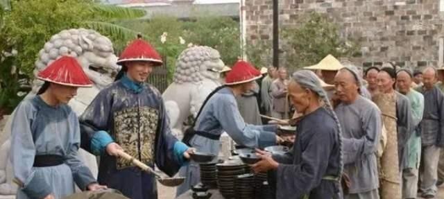 古代饥荒时,人们都抢着吃草根树皮观音土,为何没人抓鱼虾吃呢?