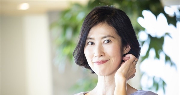 发型 40,50岁女人发型别乱剪,几款流行的中年发型,换对才年轻