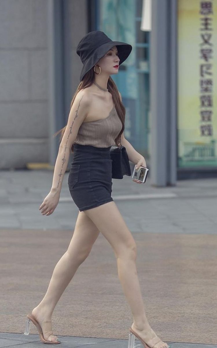 小姐姐|街拍美女休闲装穿搭，活力无限，有一种恋爱的感觉