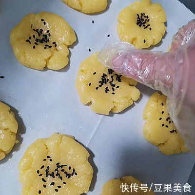 搅拌均匀|简单易做的零失败的核桃酥，让人吃了还想吃