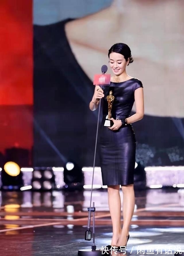 皮裙|马伊琍瘦了就任性,这么紧身的皮裙也敢穿,“挤”太满看着不太美