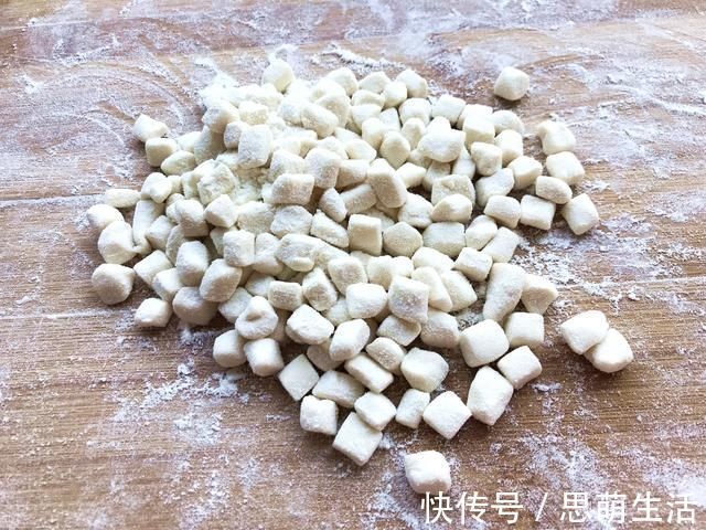 搅拌|面丁饺子姥姥最拿手,鸡蛋和面丁搅一搅拌馅儿太香了,美味
