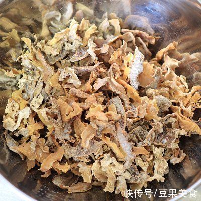 黄豆酱|#不容错过的鲜美滋味# 喷香有营养的猪肉干笋全麦包子