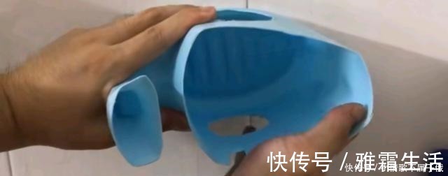 卫生间|洗衣液瓶子开两个圈留下把手,放卫生间里,这个妙用你肯定想不到!