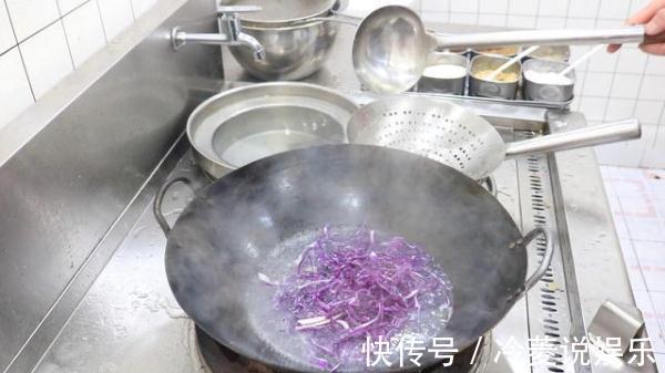 厨师长|饭店的凉拌紫甘蓝为啥好吃，看了厨师长的操作，自己做零失败