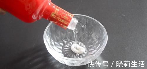 擦玻璃别用水了,教你用一秘招,擦完的玻璃光亮如新,方法太棒了