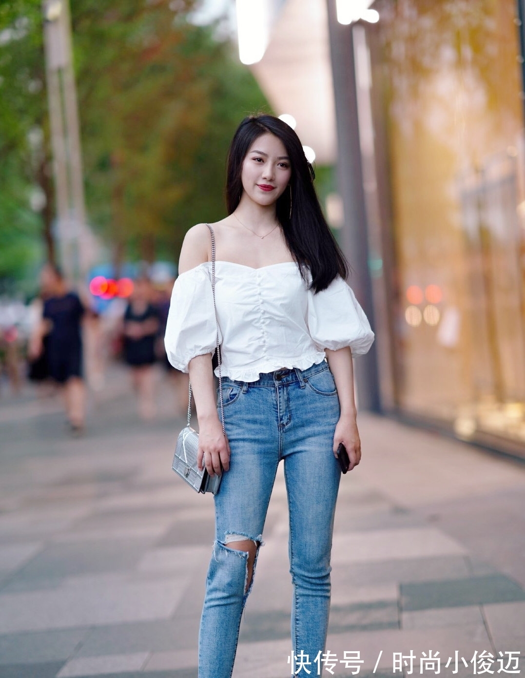 搭配|白肩搭配牛仔长裤舒适好看,搭配显气质且有魅力