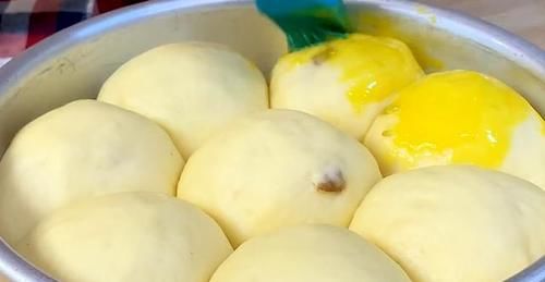面粉别蒸馒头了，加3个鸡蛋，蓬松拉丝，孩子爱不释手，太香了