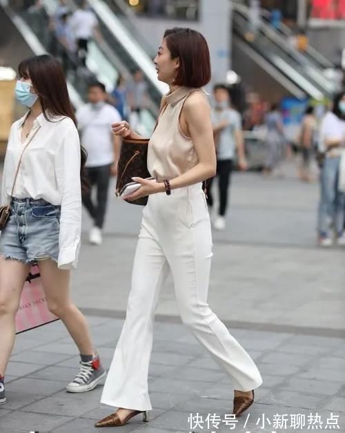 深色 白色时尚打底裤搭配性感粉色上衣,高级感更强,显得更长更有腰身