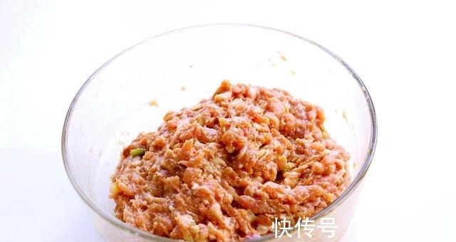 猪肉白菜馅儿饼上桌就被抢光,因为她是这么给猪肉去腥的