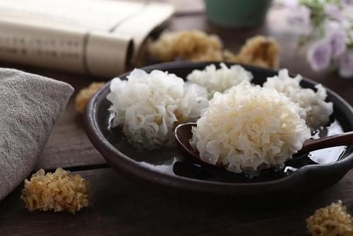 衰老|更年期的女人，别太节省！6种零食换着吃，补充雌激素，更显年轻