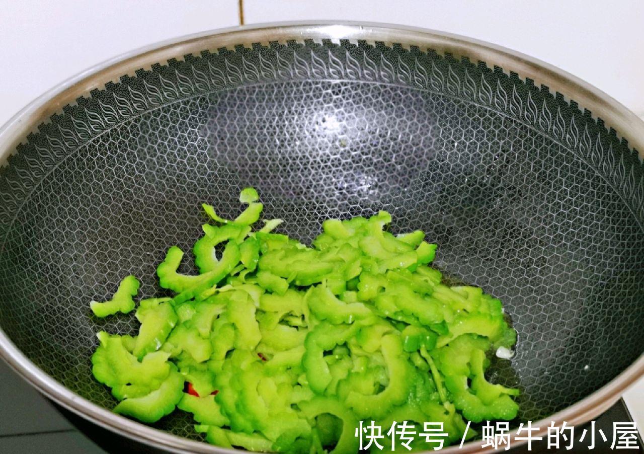 秋天|秋天多给家人吃苦瓜炒蛋，口味清爽，做法很简单，对身体很好