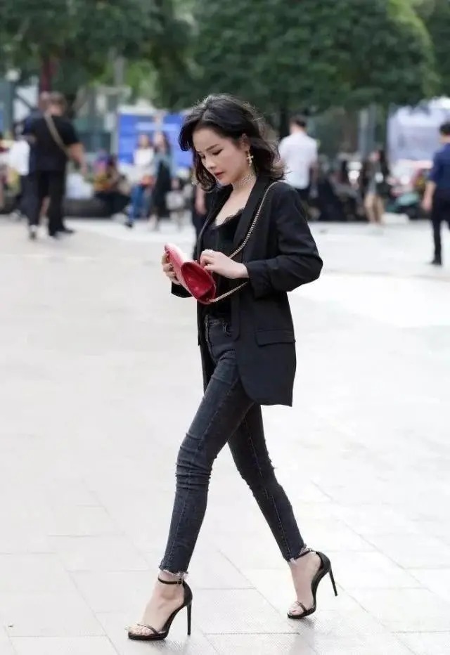 牛仔裤 牛仔裤搭配黑色的休闲西装,展现时尚女人的优雅姿态