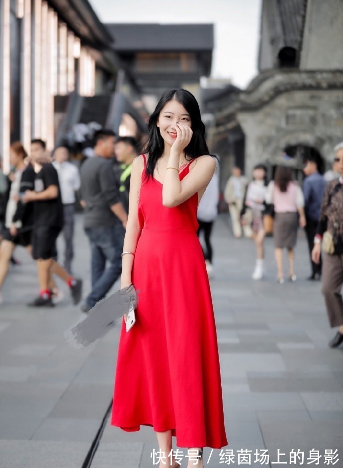 身材 姐姐的“红”很妖艳,既显身材又显气质,长裙就该这样穿