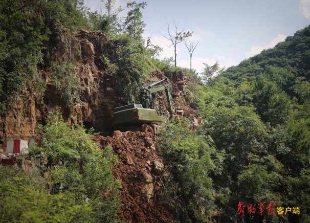 支队|武警第一机动总队某支队：抢通生命线，救助被困百岁老人