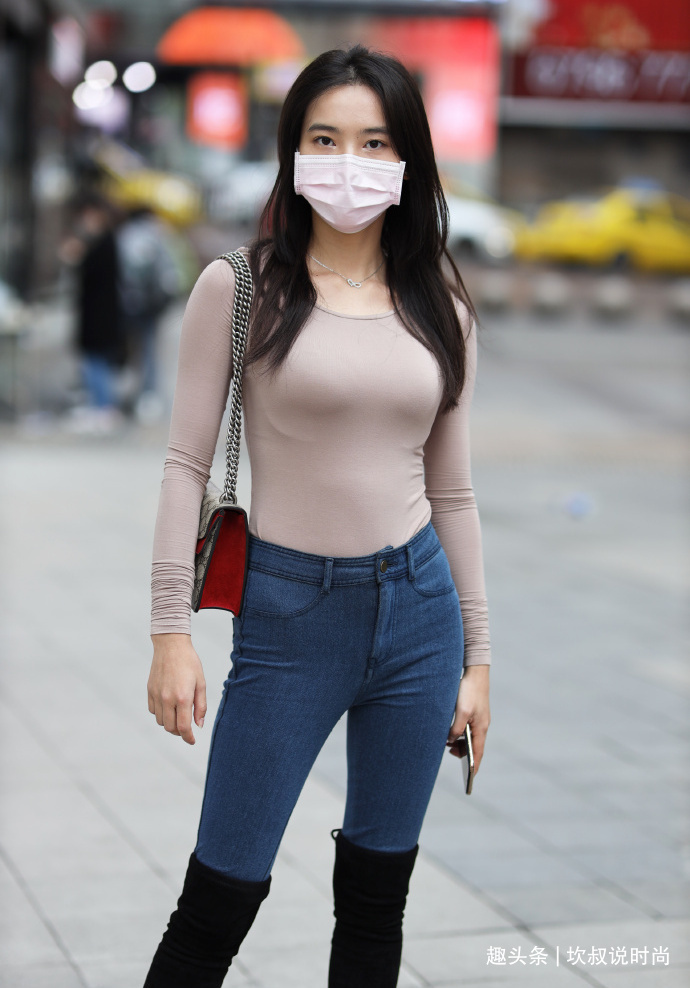 打底衫 秋季简易穿搭,弹性牛仔搭配过膝长靴,让你也能轻松“秀身材”!