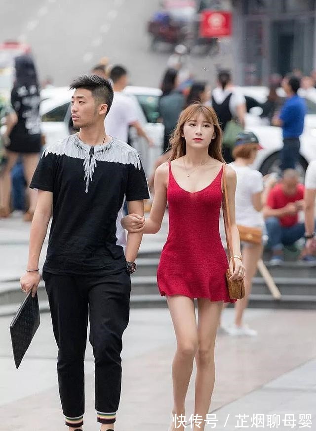 高跟鞋 美女搭配上一双简约的高跟凉鞋,走在路上显得格外的迷人,超吸睛