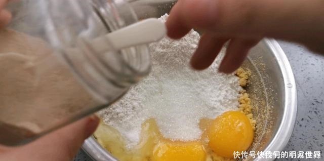 1碗玉米面,2个鸡蛋,不蒸不烤,松软香浓,孩子天天都想吃!