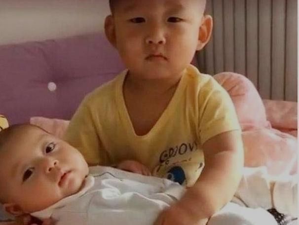 睡着|3岁哥哥哄弟弟睡觉,没想到先把自己给哄睡着了,宝妈哭笑不得