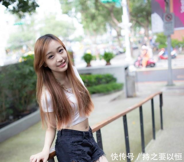 美女|小美女露脐装搭配牛仔短裤 美丽中带着一丝青涩!