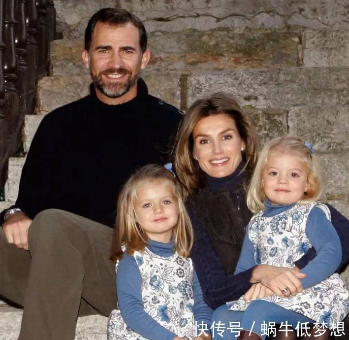 女王|16岁女王储清纯可人,扎马尾辫穿蓝白配,只是个头比小两岁妹妹矮