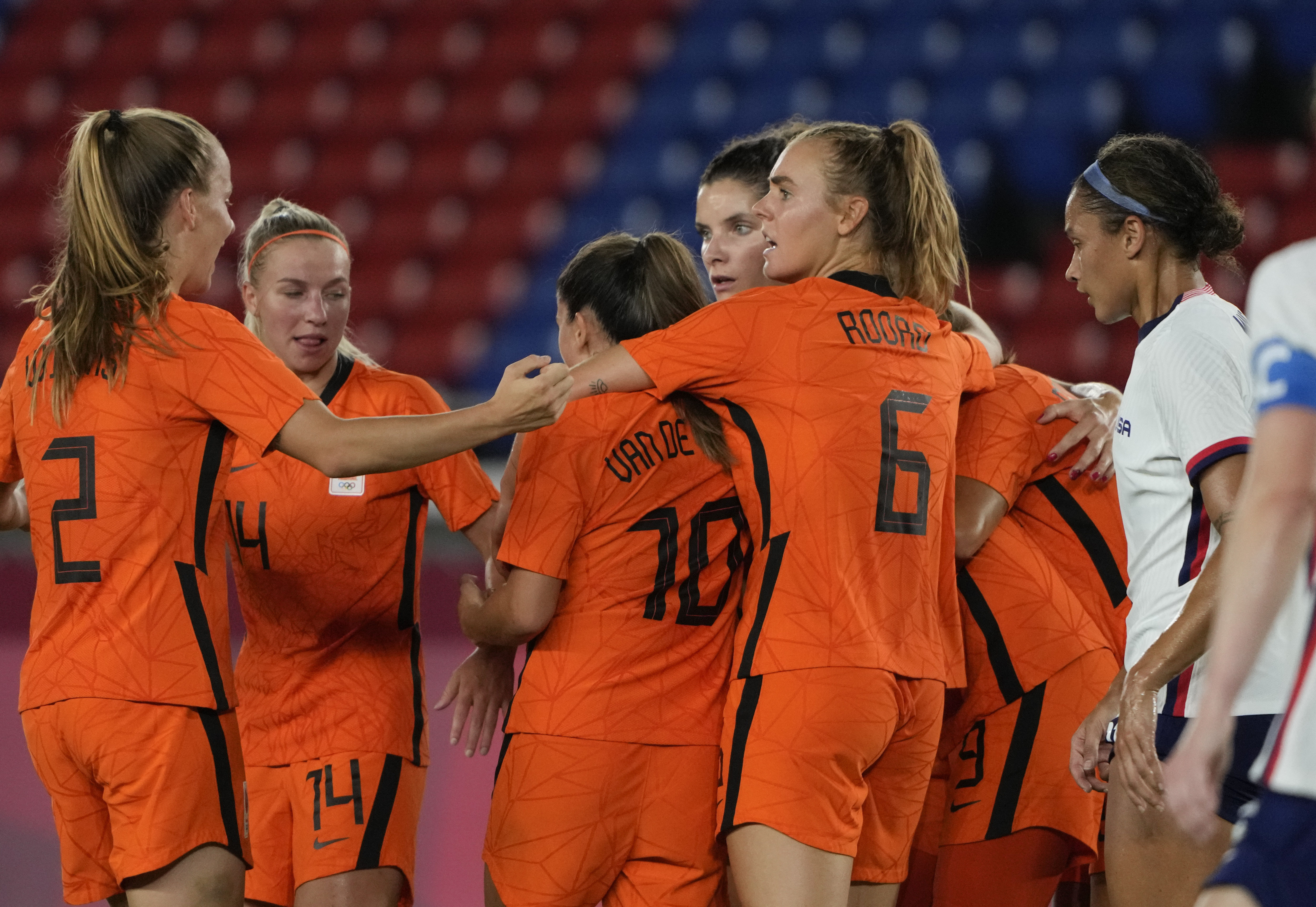 女足|米德玛双响4场10球，荷兰女足扳平比分，2-2美国女足