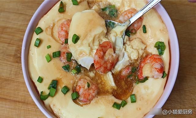 鸡蛋豆腐蒸虾仁，制作方法简单，营养好吃可口，老人小孩都喜欢吃