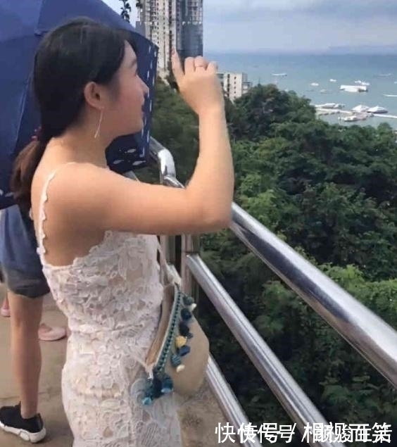 女生 微胖女神穿镂空连衣裙,吸睛无数,网友明人不说暗话,做我女友