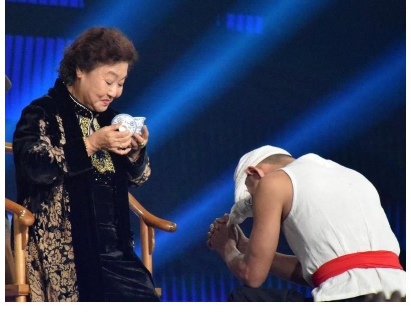 走紅|冒充農(nóng)民身份上星光大道，走紅后的阿寶被人拆穿身份，近況如何？