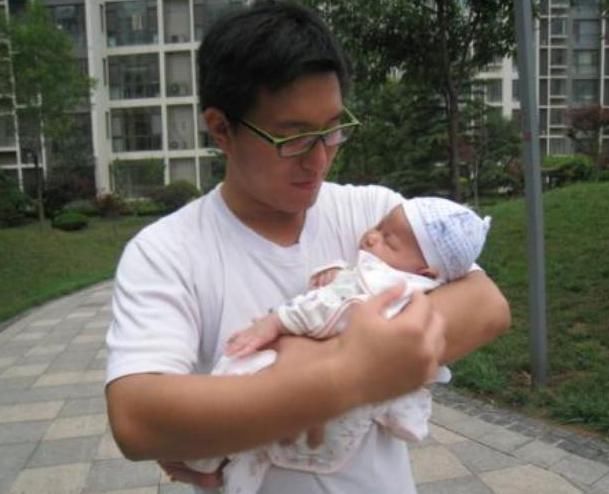 三个月|为啥一横着抱宝宝就哭?这个角度看“世界”,就懂娃的“恐惧”了