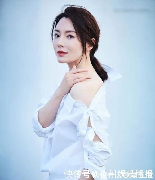 马尾|脸上有3个“特征”的女生,别总披头散发,扎头发露五官更女神