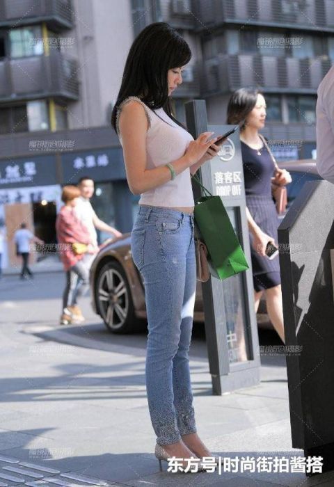 和高跟鞋相配的,不仅仅只有裙子,你们难道忘记牛仔裤了吗