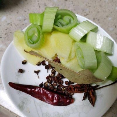 好吃不贵的酱香鸡爪做法，超级入味，老人小孩都爱吃