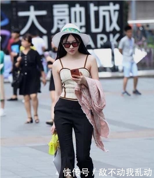 吊带裙|街拍小姐姐身材小巧精致,吊带裙搭配高跟鞋,背影小鸟依人