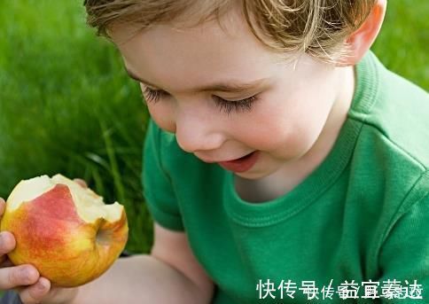 安安|3岁内的孩子，尽量不要吃这3种水果，有可能会有损娃的健康！
