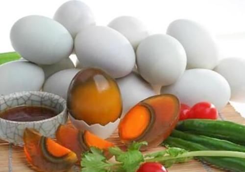 切松花蛋时,直接下刀切就错了!大厨表示:饭店都这样做,不粘刀、不散花