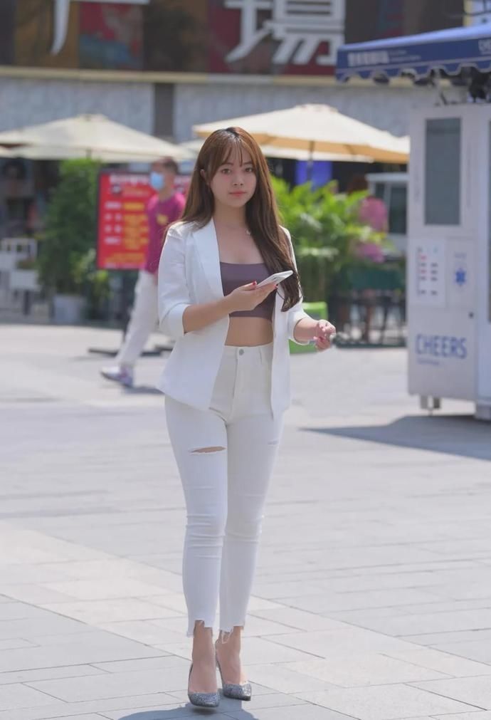 搭配|早秋微凉,有层次感的小西装搭配牛仔裤,是一件小众但超迷人的单品