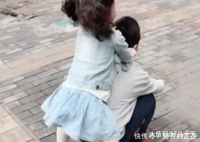 二胎|有了二胎妹妹之后，哥哥上幼儿园时的画风就变了，网友太羡慕