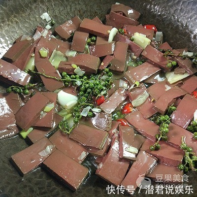 适量|酸菜烧鸭血的做法