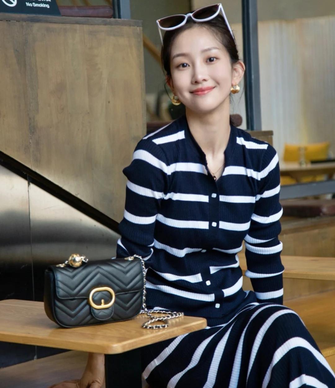 阔腿裤|秋季最火穿搭指南,条纹衫搭配半身裙或者白色阔腿裤,高级时髦!