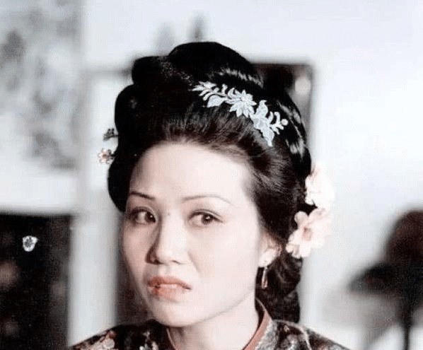 贾府!探春骂王熙凤的话,揭开了李纨的真面目,为自己挣下玫瑰花的诨号