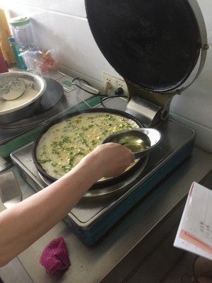味道|卖了十几年鸡蛋饼的爷爷,做的饼又香又嫩,特好吃,味道堪称一绝
