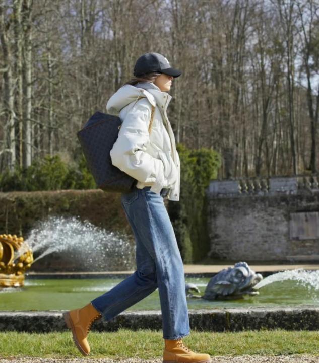 臃肿 “羽绒服+九分裤”=今年秋冬最时髦穿搭,显高显瘦,明星都在穿