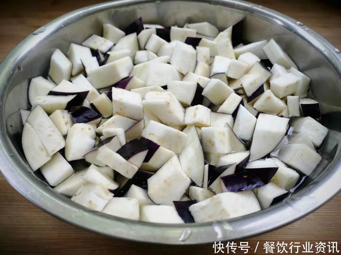 肉末蒸茄子|大热天，儿子最馋这菜，蒸一蒸10分钟出锅，开胃下饭，好吃不贵
