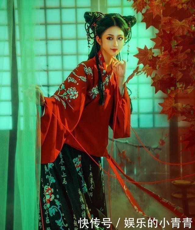 最近火了一种“阴间”汉服,穿上就可以拍鬼片,很像黑山老妖