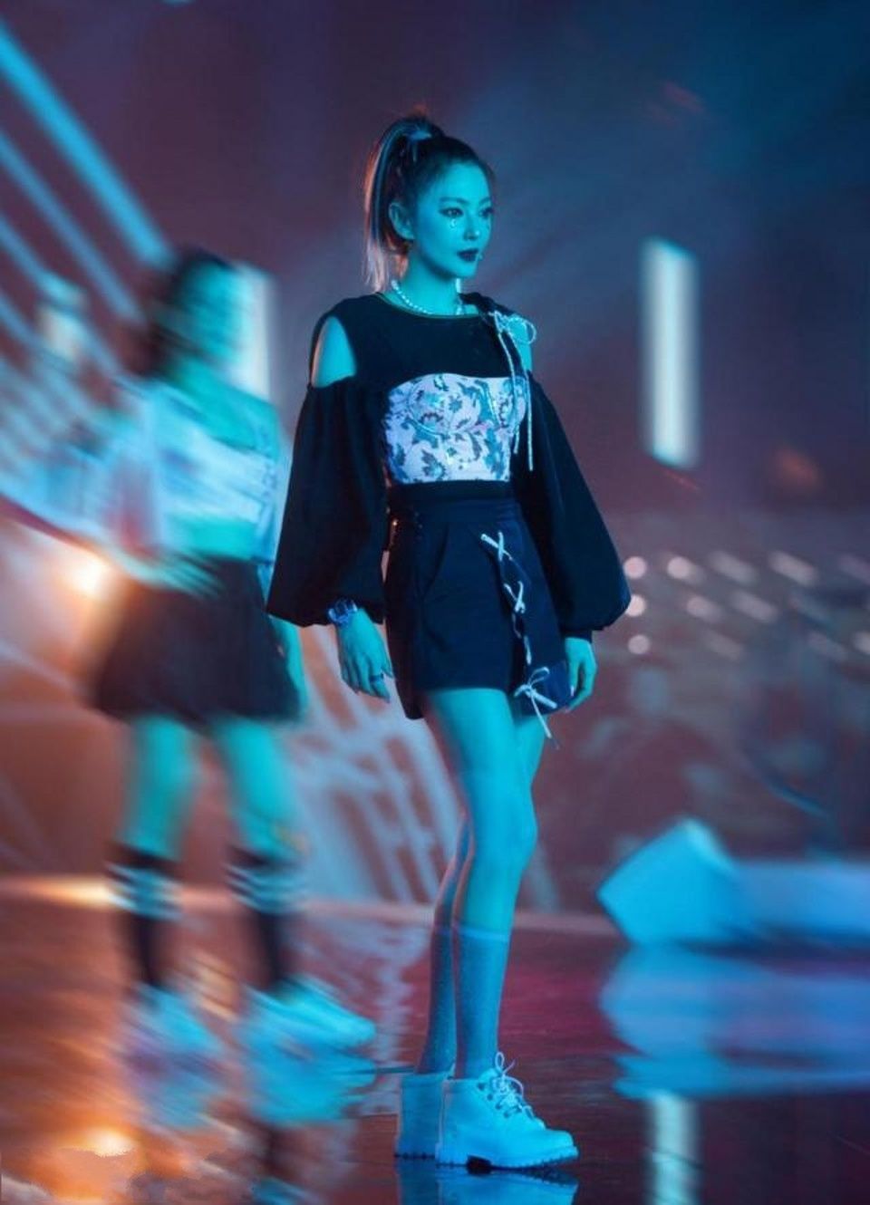 街拍，美女身穿一条白色斜肩连衣裙，充满少女心