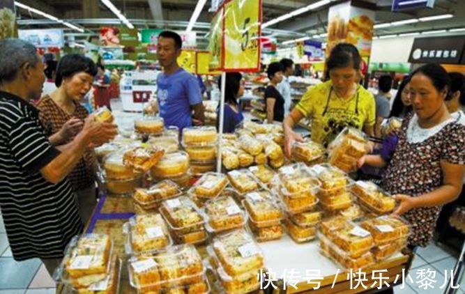 低价|宝妈低价购买“蛋糕边”引争议,父母给娃吃“边角料”寒酸吗?