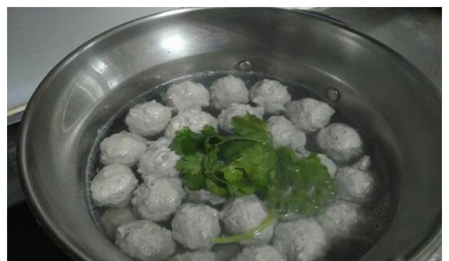 马蹄粉|肉丸子弹牙关键在三样，一样是鸡蛋，一样是淀粉，还有一样没听过