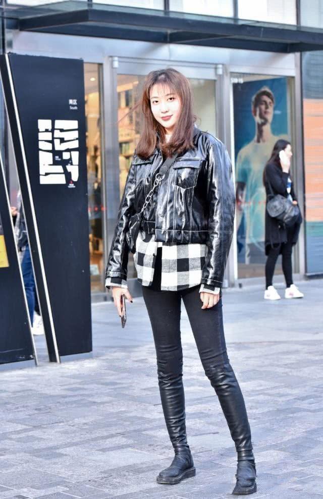 街拍:花色长裙美女的身材真好,笑容阳光又灿烂